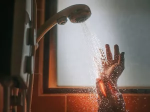 Morning vs Night Showers: Which Timing Gives You the Edge?