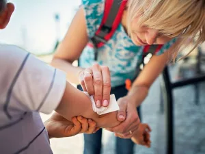 Simple Guide: How to Clean a Wound Fast and Safely