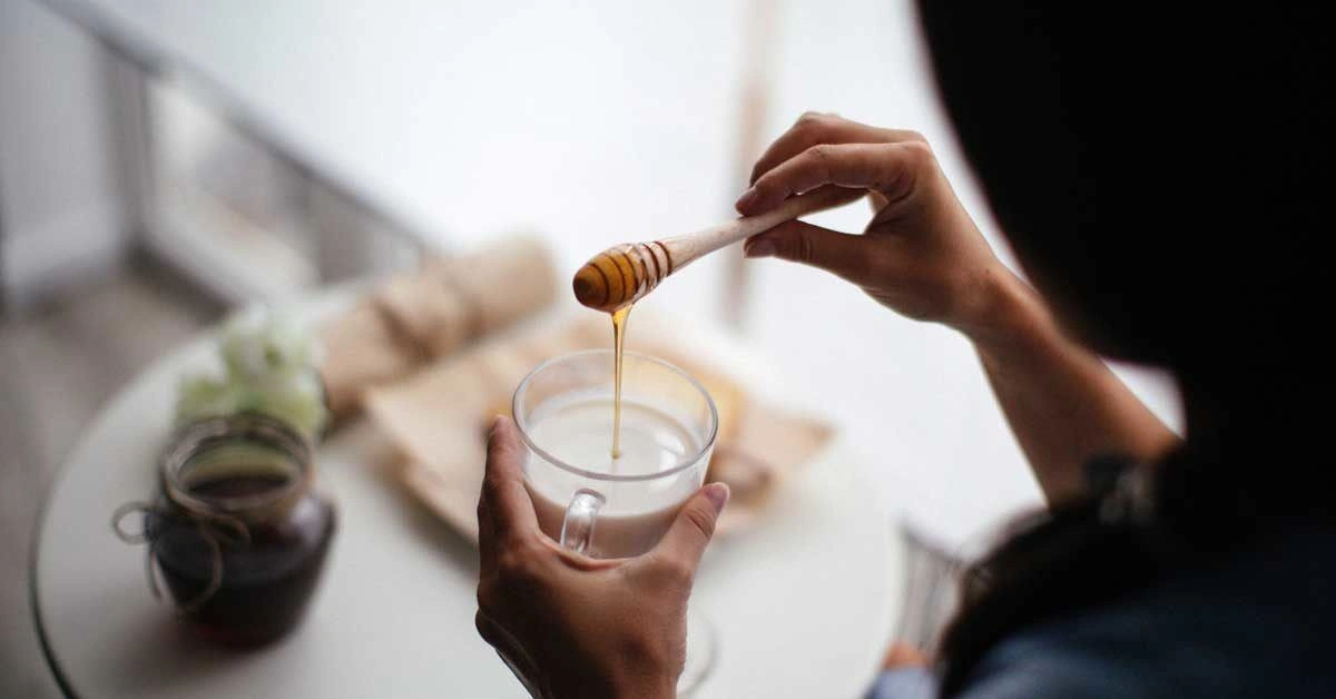 What Is Clover Honey? Uses, Nutrition, and Benefits