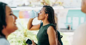 ¿Cuánta agua deberías de tomar por día?