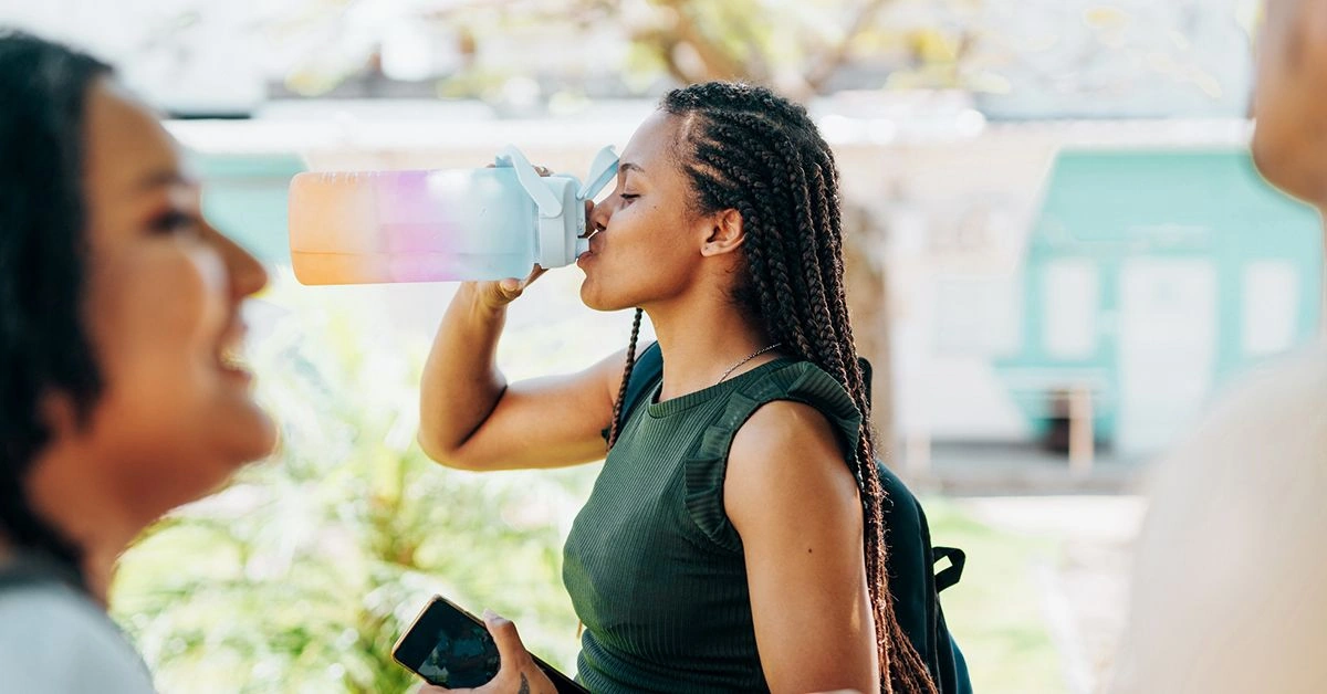 ¿Cuánta agua deberías de tomar por día?