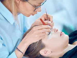 Eyelash Extensions: What Are the Pros and Cons?