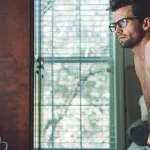 ¿Qué causa los puntos rojos en el pene y cómo se tratan?