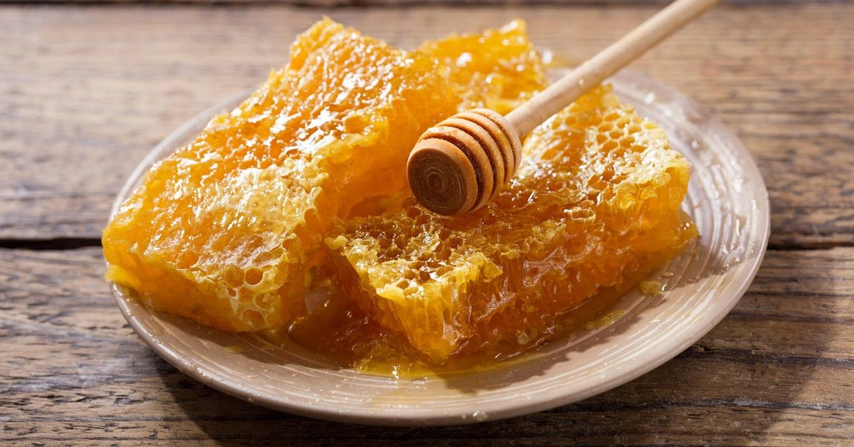 Can You Eat Honeycomb? Benefits, Uses, and Dangers