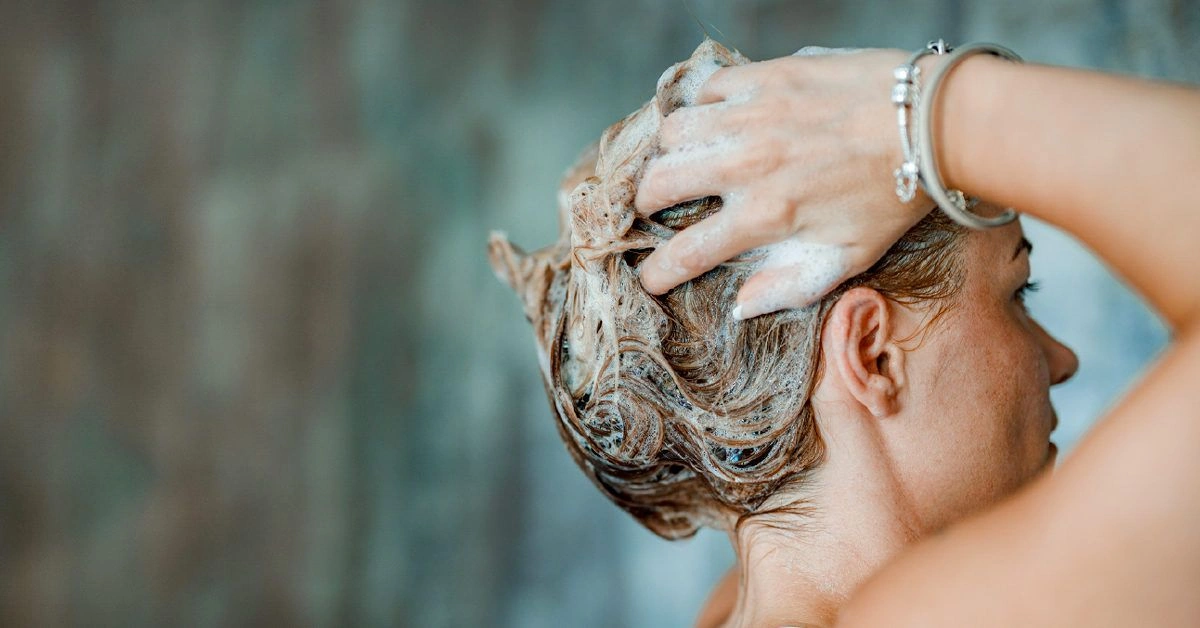 What’s the Proper Order to Use Shampoo and Conditioner While Bathing?
